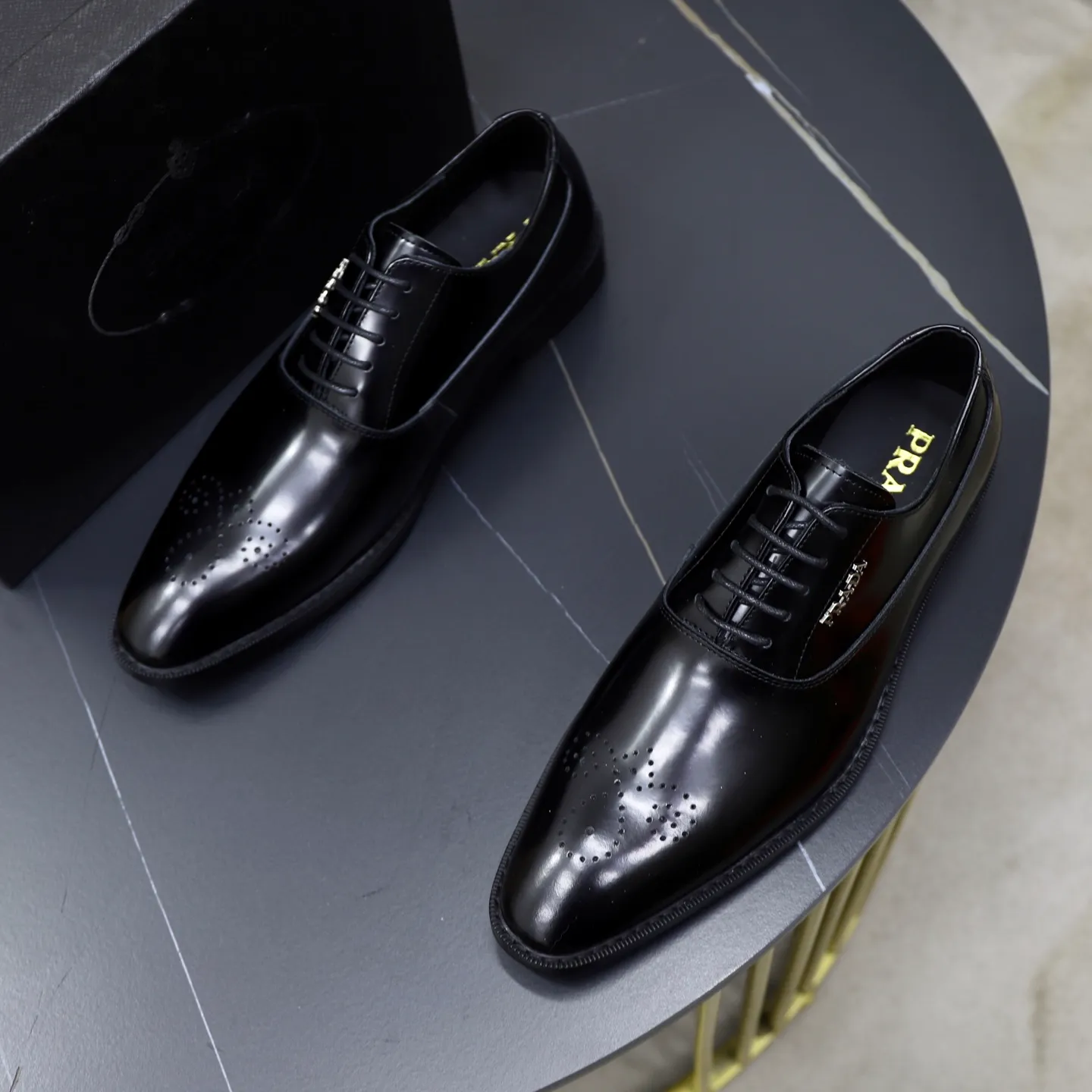 Ex-factory price: 540💰🙅‍♂️🙅‍♂️🙅‍♂️ Brand: PRADA Standard code: Men's code 38-44 (45 can be customized) Grade: Same style as the official website Original order quality Material: Original cowhide surface Comfortable cowhide lining Original outsole Style category: Men's fashionable casual leather shoes Distinguished big-name luxury elements Top luxury Color: actual picture color